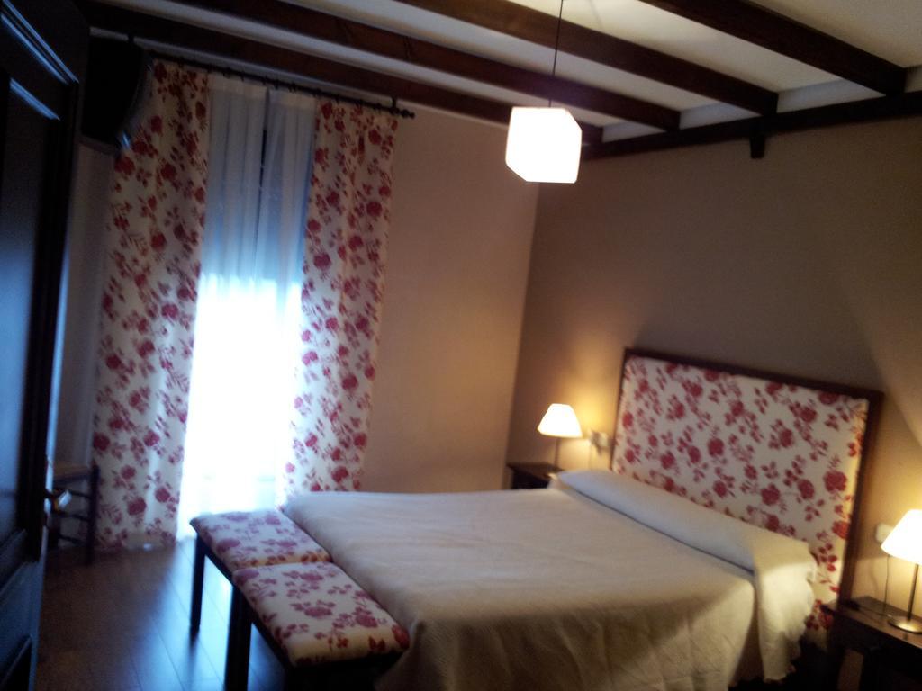 Apartamentos El Mirador Del Soto Sotoserrano ภายนอก รูปภาพ