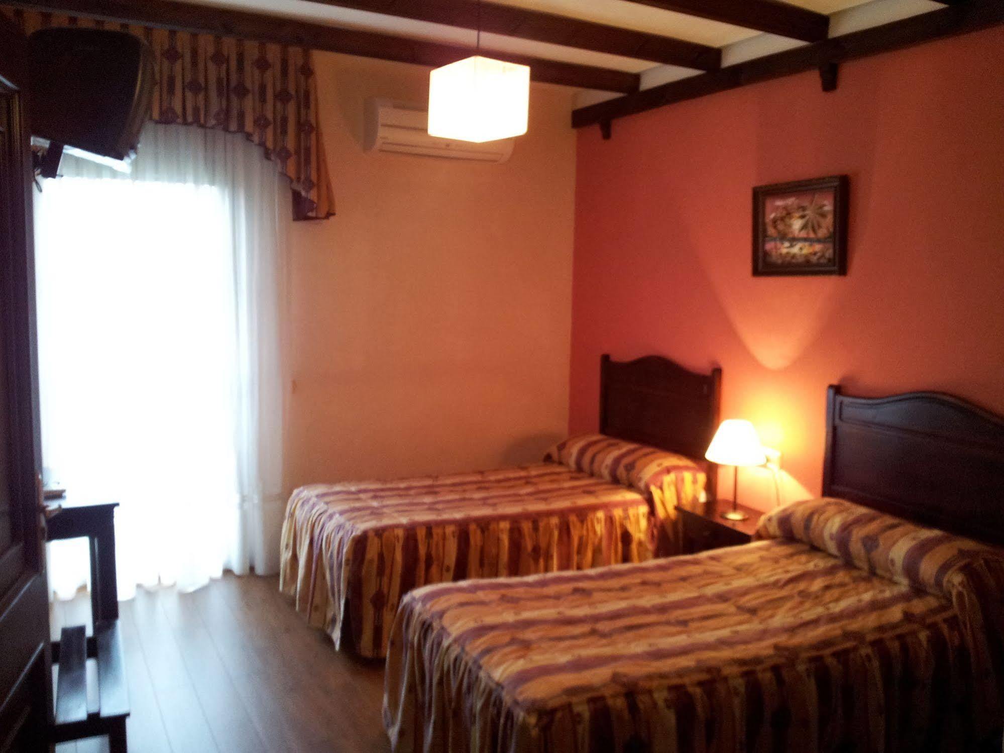 Apartamentos El Mirador Del Soto Sotoserrano ภายนอก รูปภาพ